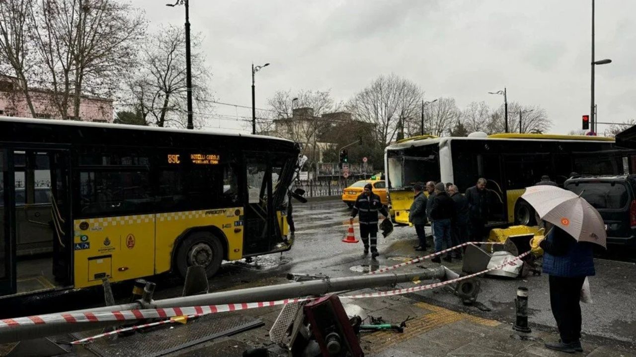 Fatih'te İETT otobüsleri çarpıştı! Ortalık savaş alanına döndü 1