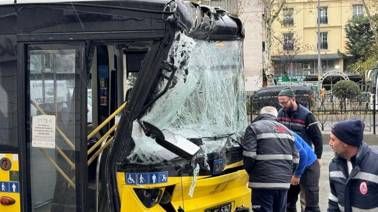 Fatih'te İETT otobüsleri çarpıştı! Ortalık savaş alanına döndü 2