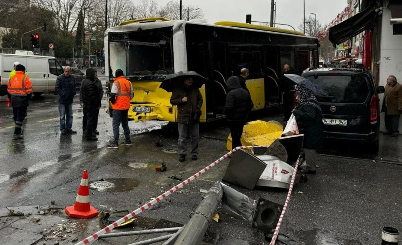Fatih'te İETT otobüsleri çarpıştı! Ortalık savaş alanına döndü 3