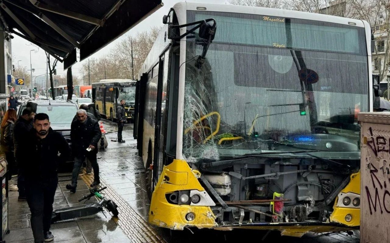 Fatih'te İETT otobüsleri çarpıştı! Ortalık savaş alanına döndü 4