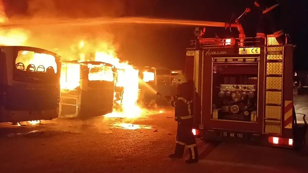 Burdur'da gece yarısı dehşeti: Otobüsler cayır cayır yandı! Kundaklama şüphesi! 2