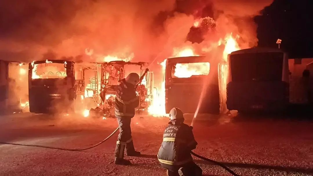 Burdur'da gece yarısı dehşeti: Otobüsler cayır cayır yandı! Kundaklama şüphesi! 3