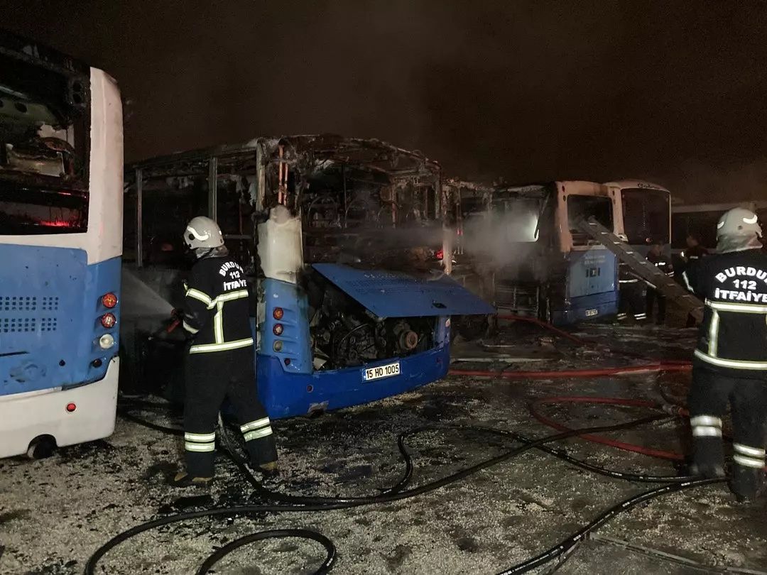 Burdur'da gece yarısı dehşeti: Otobüsler cayır cayır yandı! Kundaklama şüphesi! 4