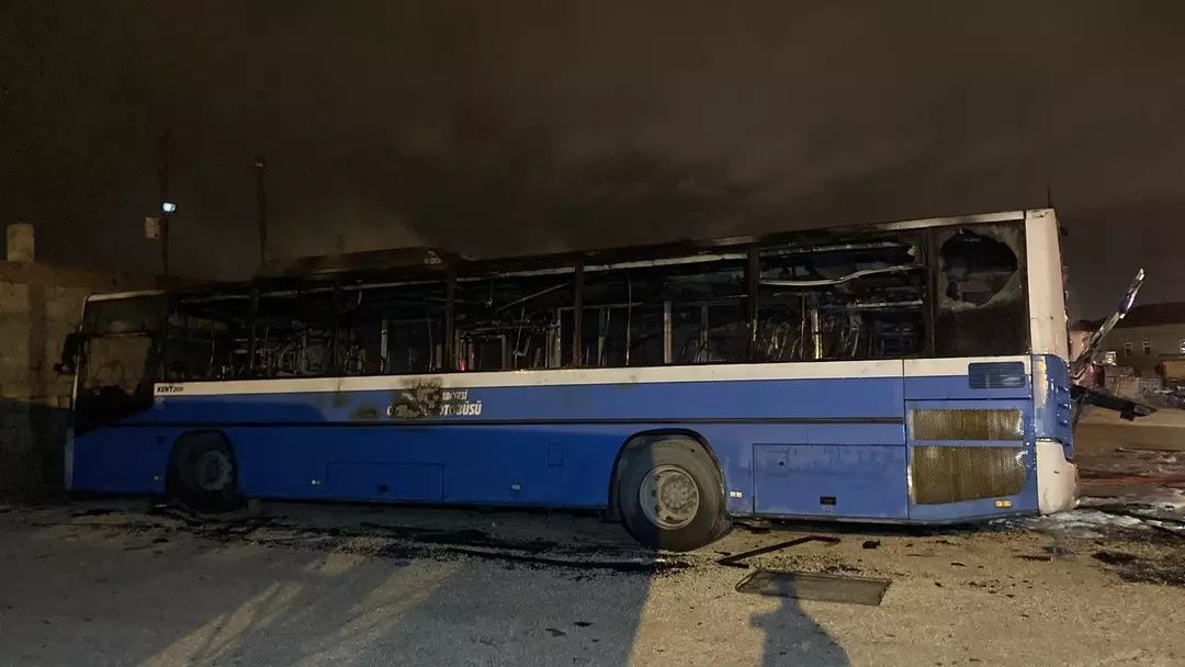Burdur'da gece yarısı dehşeti: Otobüsler cayır cayır yandı! Kundaklama şüphesi! 5