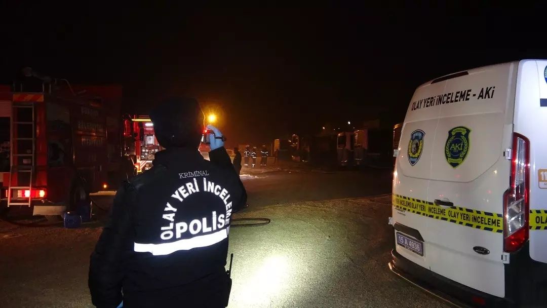 Burdur'da gece yarısı dehşeti: Otobüsler cayır cayır yandı! Kundaklama şüphesi! 9