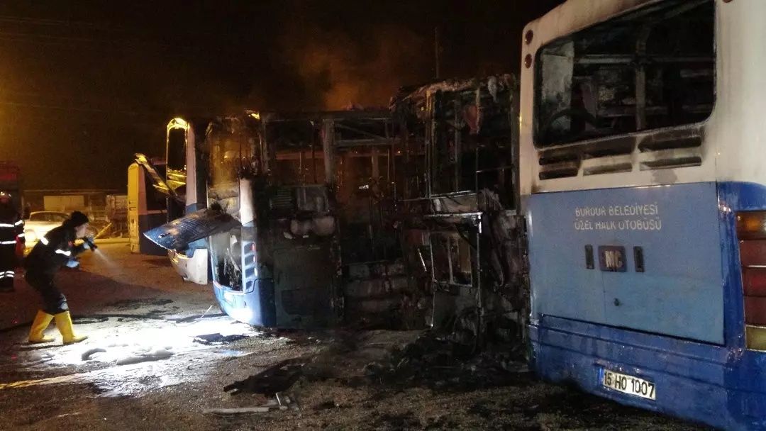 Burdur'da gece yarısı dehşeti: Otobüsler cayır cayır yandı! Kundaklama şüphesi! 7