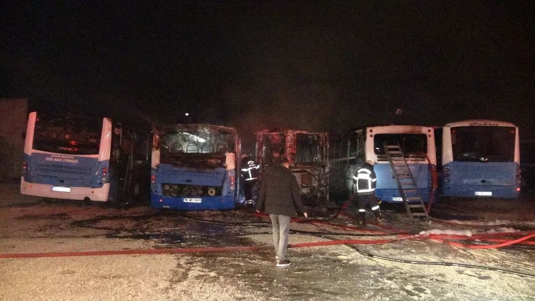 Burdur'da gece yarısı dehşeti: Otobüsler cayır cayır yandı! Kundaklama şüphesi! 6