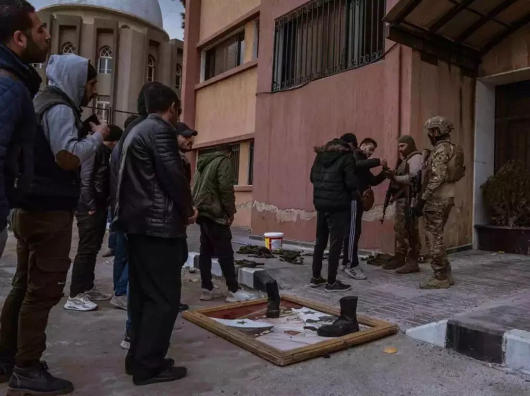 Esad'ın askerleri silah bırakıp teslim oluyor! Bastıkları şeye dikkat! 1