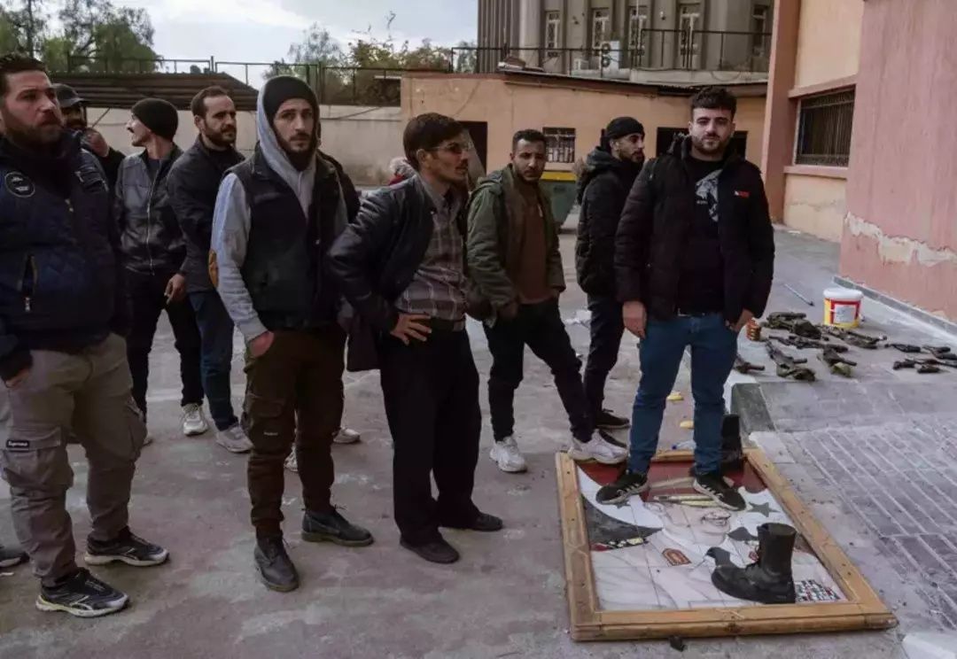 Esad'ın askerleri silah bırakıp teslim oluyor! Bastıkları şeye dikkat! 5