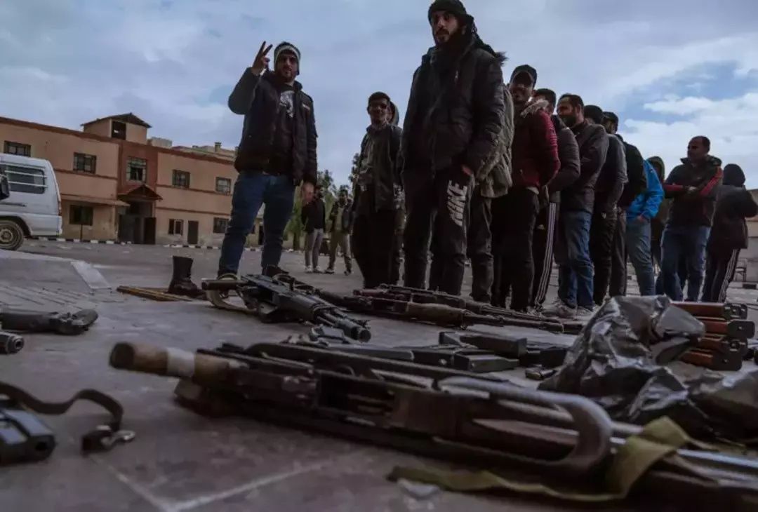Esad'ın askerleri silah bırakıp teslim oluyor! Bastıkları şeye dikkat! 4