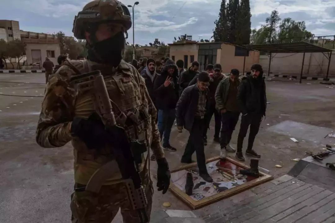 Esad'ın askerleri silah bırakıp teslim oluyor! Bastıkları şeye dikkat! 3