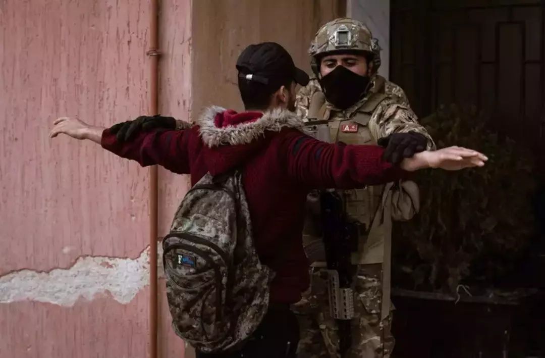 Esad'ın askerleri silah bırakıp teslim oluyor! Bastıkları şeye dikkat! 2