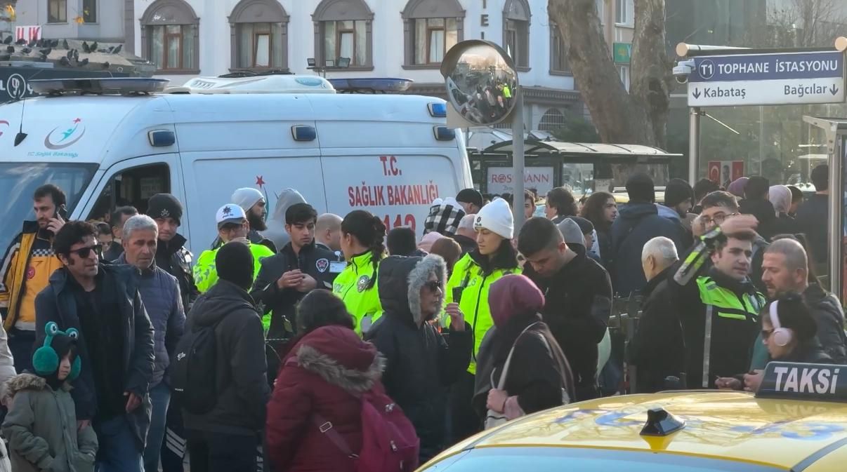Beyoğlu'nda 79 yaşındaki adam tramvayın altında kaldı! Kurtarma anları kamerada 2