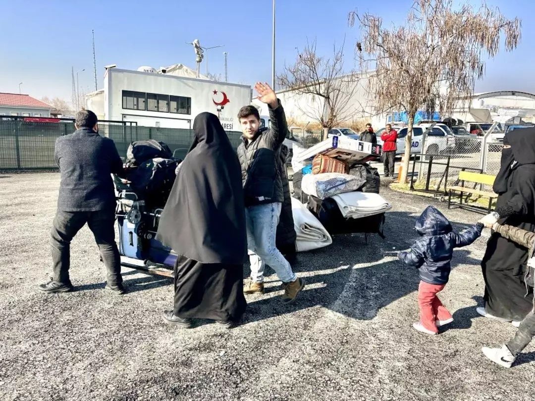 Cumhurbaşkanı Erdoğan'dan Suriyeli talimatı! Bakan Yerlikaya duyurdu: Her aileden bir kişiye 3 giriş çıkış hakkı tanınacak! 2