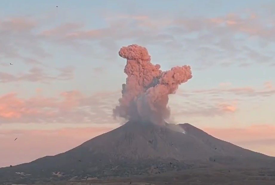Japonya'daki Sakurajima yanardağının patlama anı dehşete düşürdü! 3400 metreyi aşan yüksekliğe duman püskürttü 1