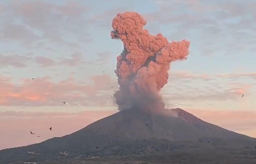 Japonya'daki Sakurajima yanardağının patlama anı dehşete düşürdü! 3400 metreyi aşan yüksekliğe duman püskürttü 2
