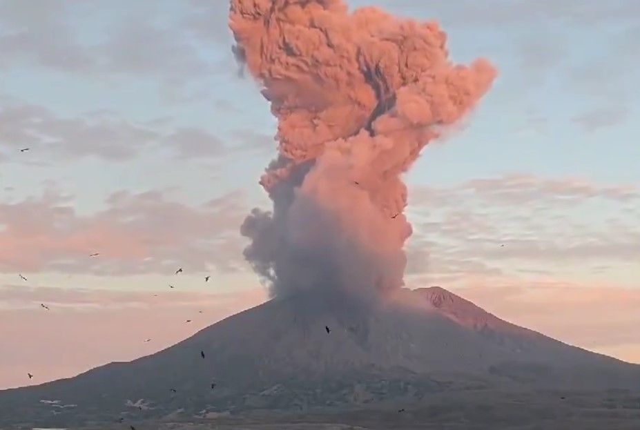Japonya'daki Sakurajima yanardağının patlama anı dehşete düşürdü! 3400 metreyi aşan yüksekliğe duman püskürttü 3