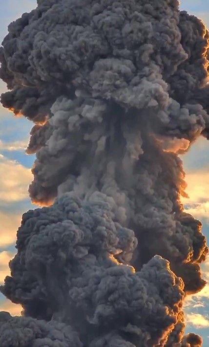 Japonya'daki Sakurajima yanardağının patlama anı dehşete düşürdü! 3400 metreyi aşan yüksekliğe duman püskürttü 4