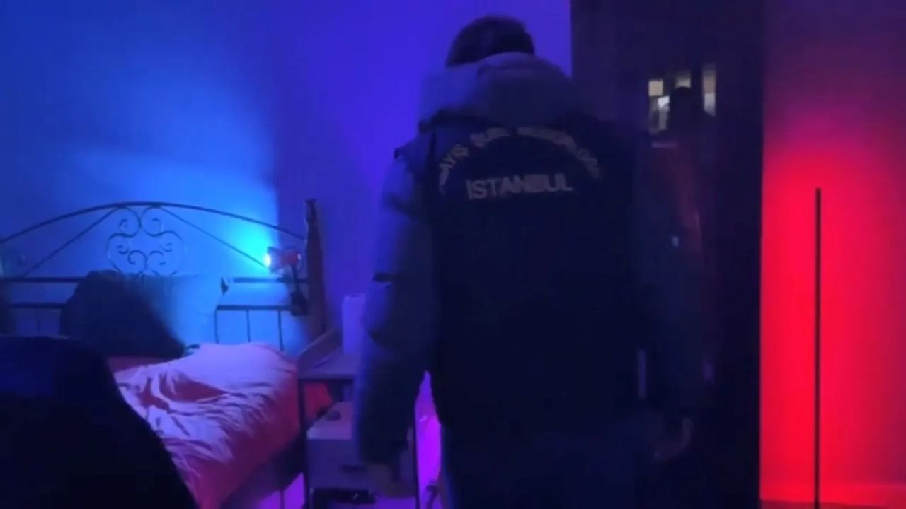 Kadıköy'de yılbaşı öncesi sapkın parti hazırlığı! Kırbaç, kafes ve boyunduruk bulundu... Şok baskın! 2