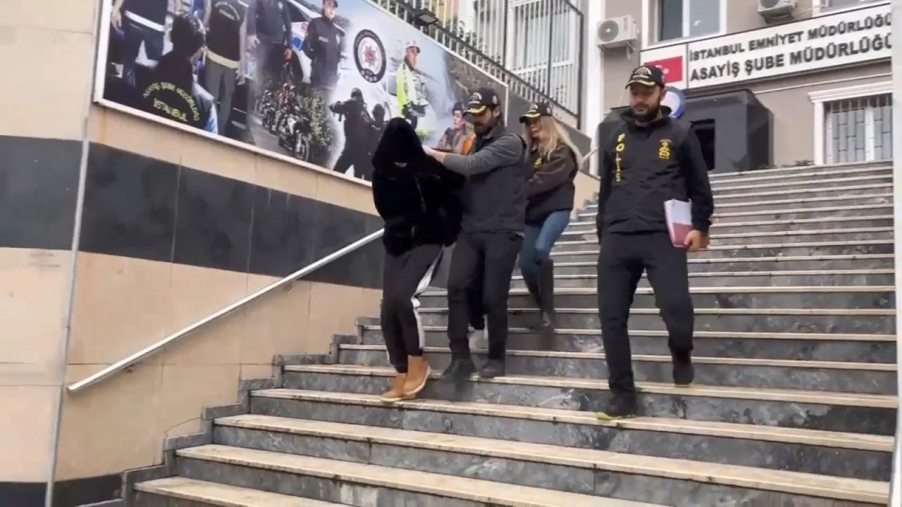 Kadıköy'de yılbaşı öncesi sapkın parti hazırlığı! Kırbaç, kafes ve boyunduruk bulundu... Şok baskın! 6
