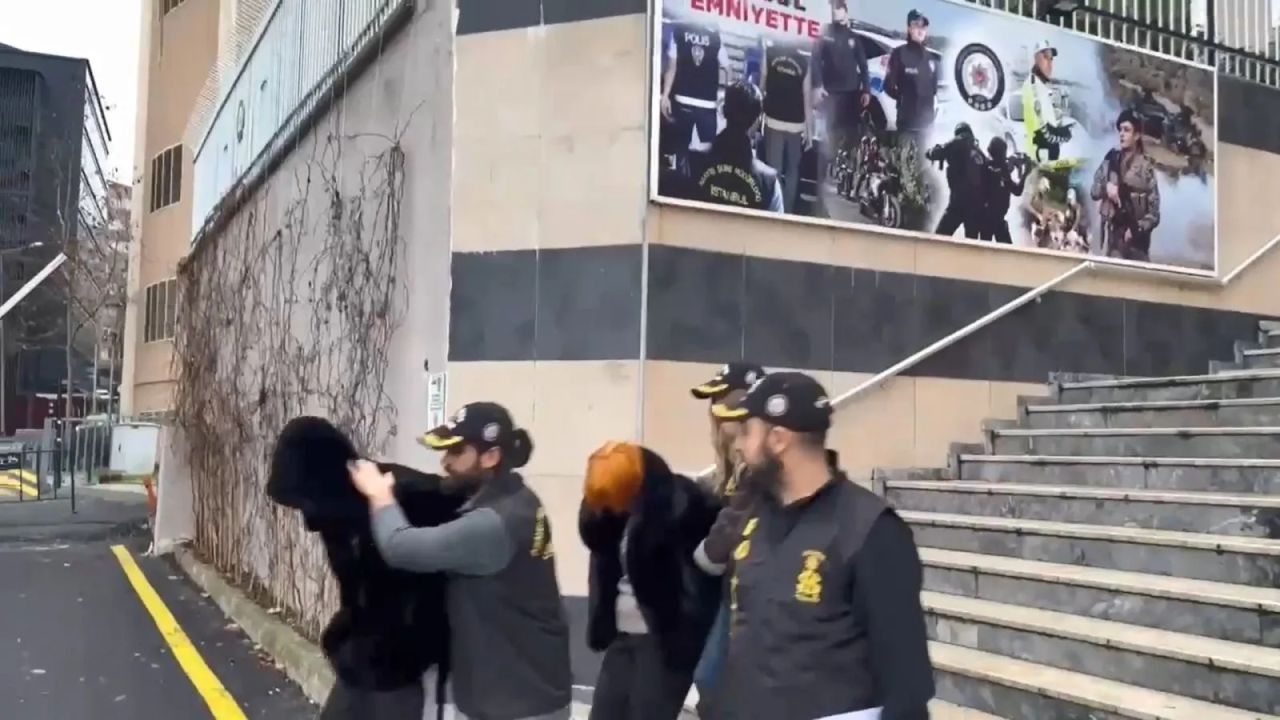 Kadıköy'de yılbaşı öncesi sapkın parti hazırlığı! Kırbaç, kafes ve boyunduruk bulundu... Şok baskın! 5