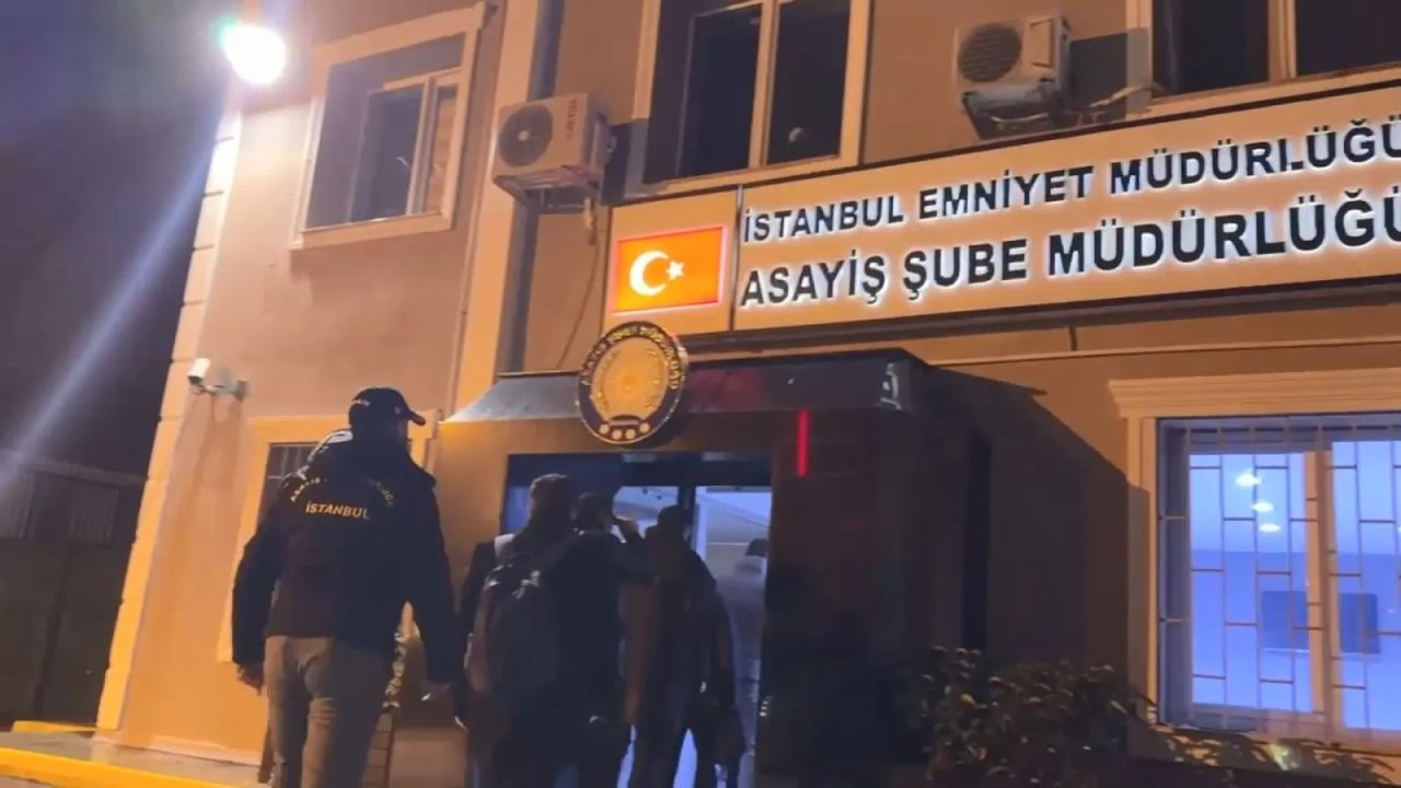 Kadıköy'de yılbaşı öncesi sapkın parti hazırlığı! Kırbaç, kafes ve boyunduruk bulundu... Şok baskın! 4