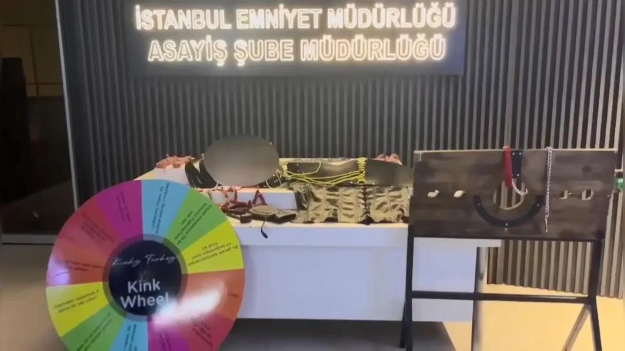 Kadıköy'de yılbaşı öncesi sapkın parti hazırlığı! Kırbaç, kafes ve boyunduruk bulundu... Şok baskın! 1