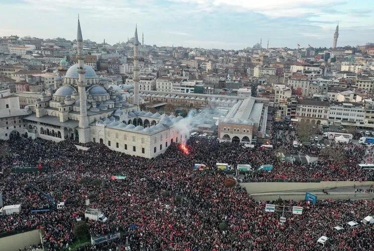 SuperHaber “Dünyaya bir güneş doğuyor” haykırışı için Galata Köprüsü’nde! 3