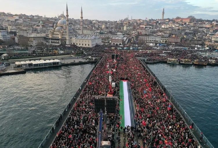 SuperHaber “Dünyaya bir güneş doğuyor” haykırışı için Galata Köprüsü’nde! 1