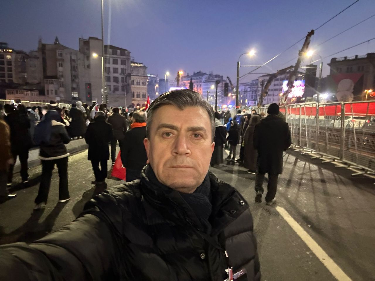SuperHaber “Dünyaya bir güneş doğuyor” haykırışı için Galata Köprüsü’nde! 2