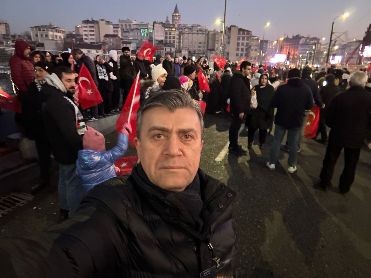 SuperHaber “Dünyaya bir güneş doğuyor” haykırışı için Galata Köprüsü’nde! 7
