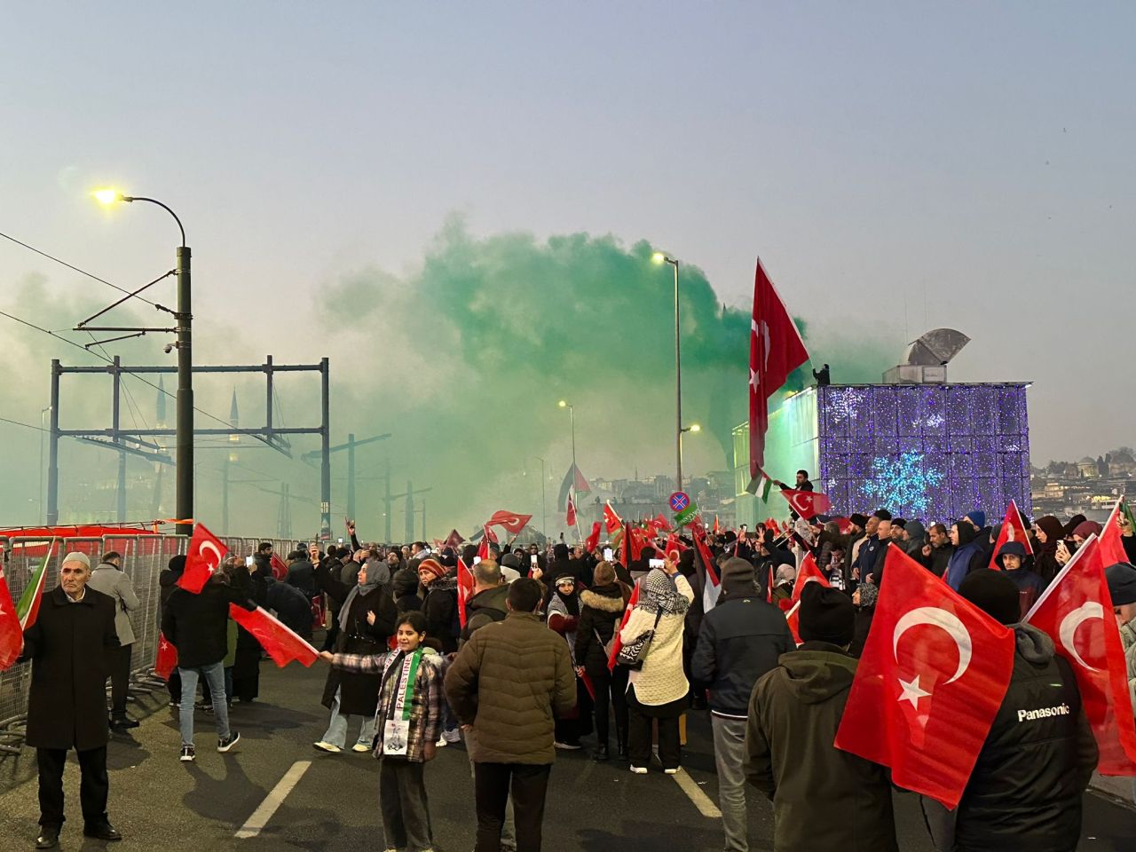 SuperHaber “Dünyaya bir güneş doğuyor” haykırışı için Galata Köprüsü’nde! 8