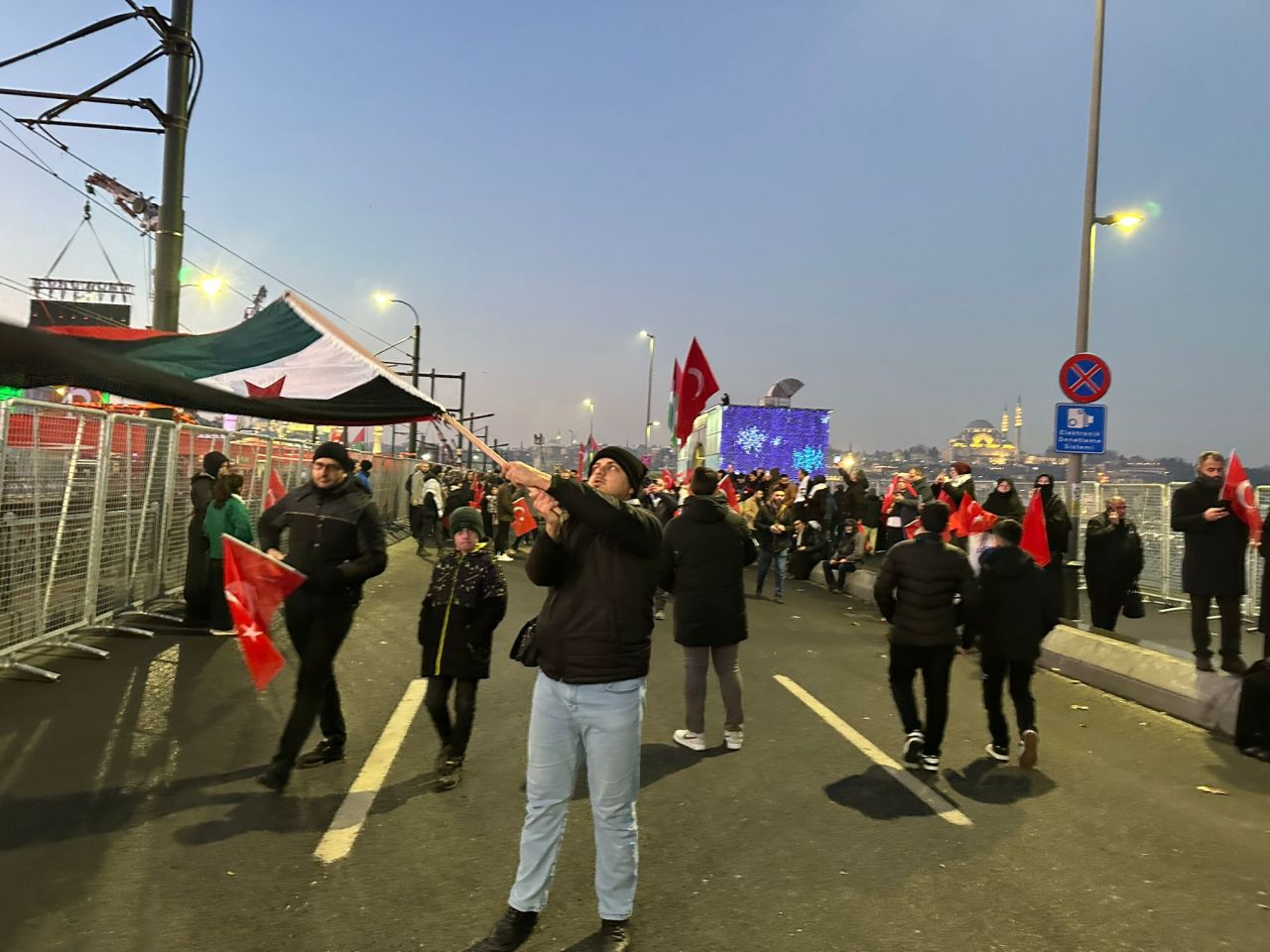 SuperHaber “Dünyaya bir güneş doğuyor” haykırışı için Galata Köprüsü’nde! 9