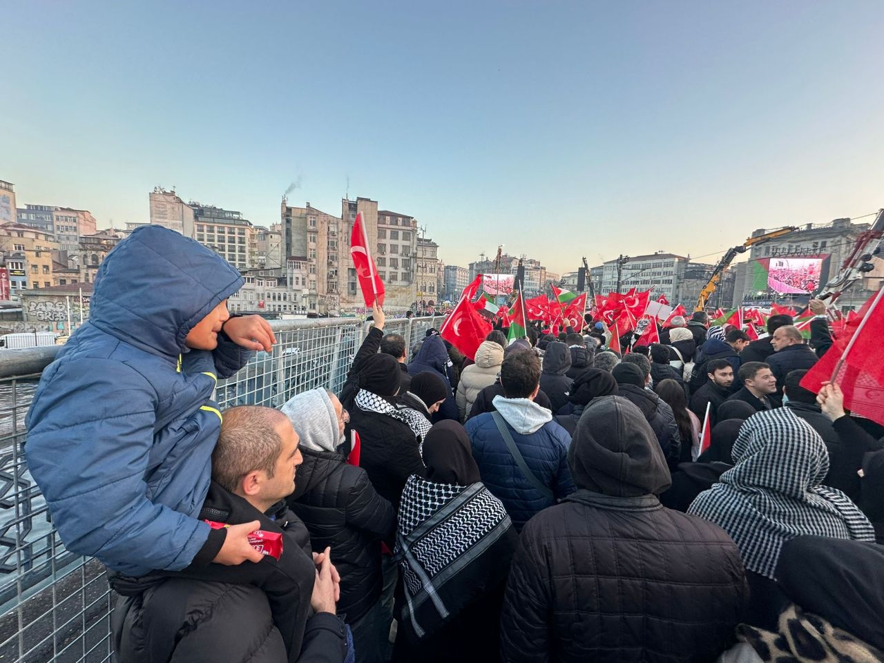 SuperHaber “Dünyaya bir güneş doğuyor” haykırışı için Galata Köprüsü’nde! 11