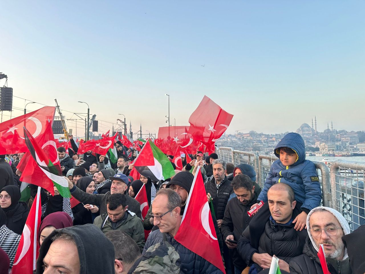 SuperHaber “Dünyaya bir güneş doğuyor” haykırışı için Galata Köprüsü’nde! 10
