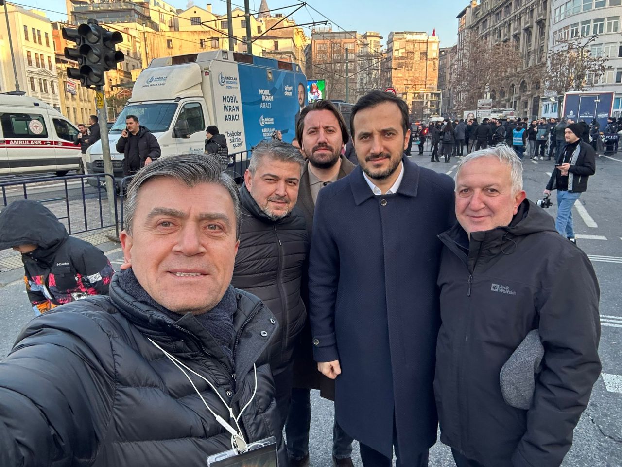 SuperHaber “Dünyaya bir güneş doğuyor” haykırışı için Galata Köprüsü’nde! 4