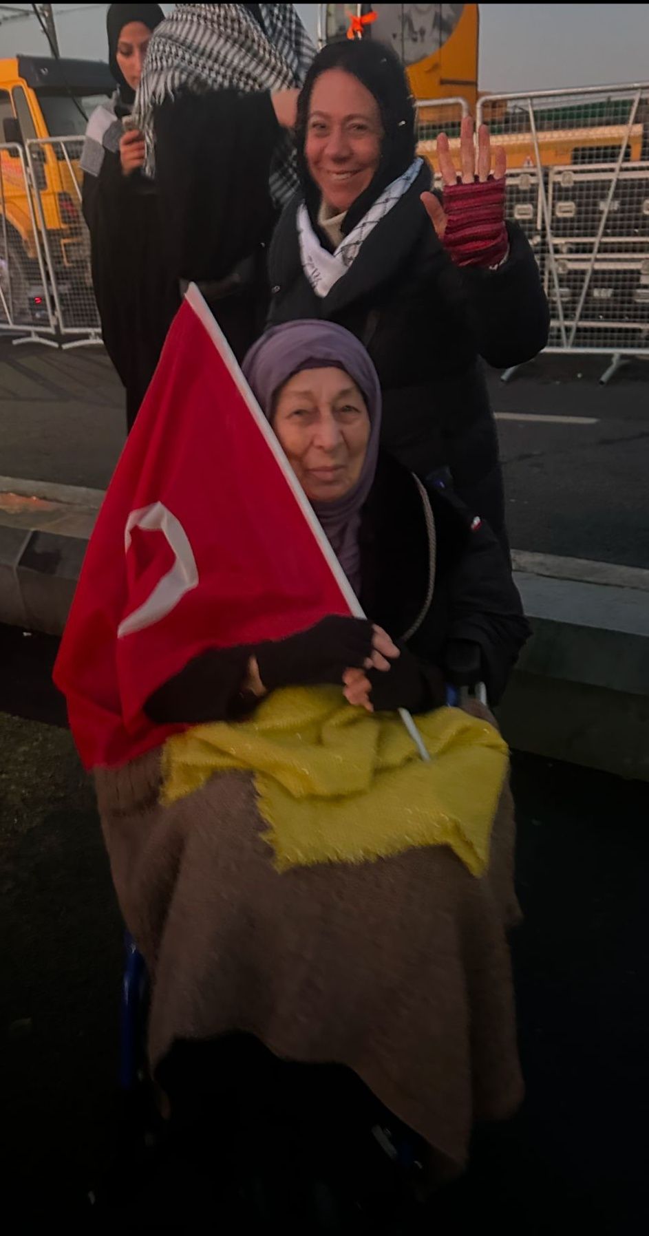 SuperHaber “Dünyaya bir güneş doğuyor” haykırışı için Galata Köprüsü’nde! 5