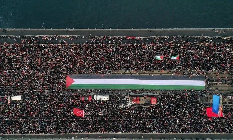 SuperHaber “Dünyaya bir güneş doğuyor” haykırışı için Galata Köprüsü’nde! 6