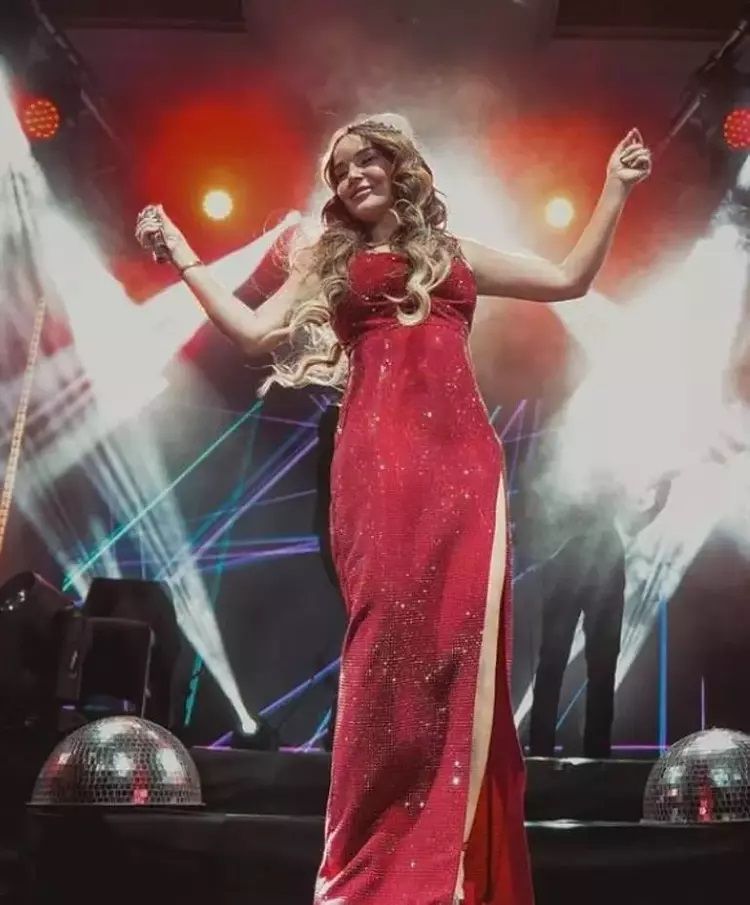 Sahne kıyafetleriyle 2025'te göz kamaştırdılar! İşte ünlülerin yılbaşındaki konser tarzları 10