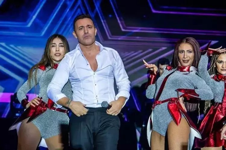 Sahne kıyafetleriyle 2025'te göz kamaştırdılar! İşte ünlülerin yılbaşındaki konser tarzları 7