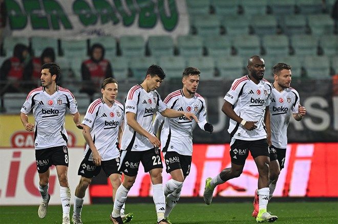 Nihat Kahveci'den Serdal Adalı'ya çılgın teklif: Ara maçtan sonra, topla onları onlar oynasın, kalede de Mert olsun! 8