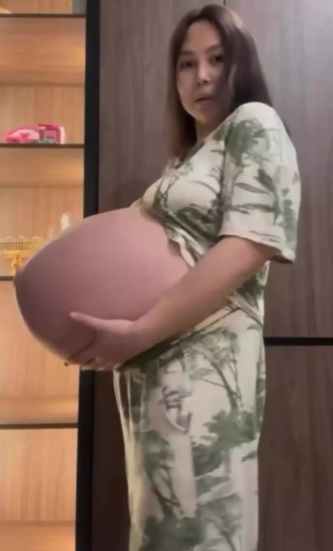 Göbeğini gösterince viral oldu! Elleriyle tutmak zorunda kaldı! Yorum yağdı... 2