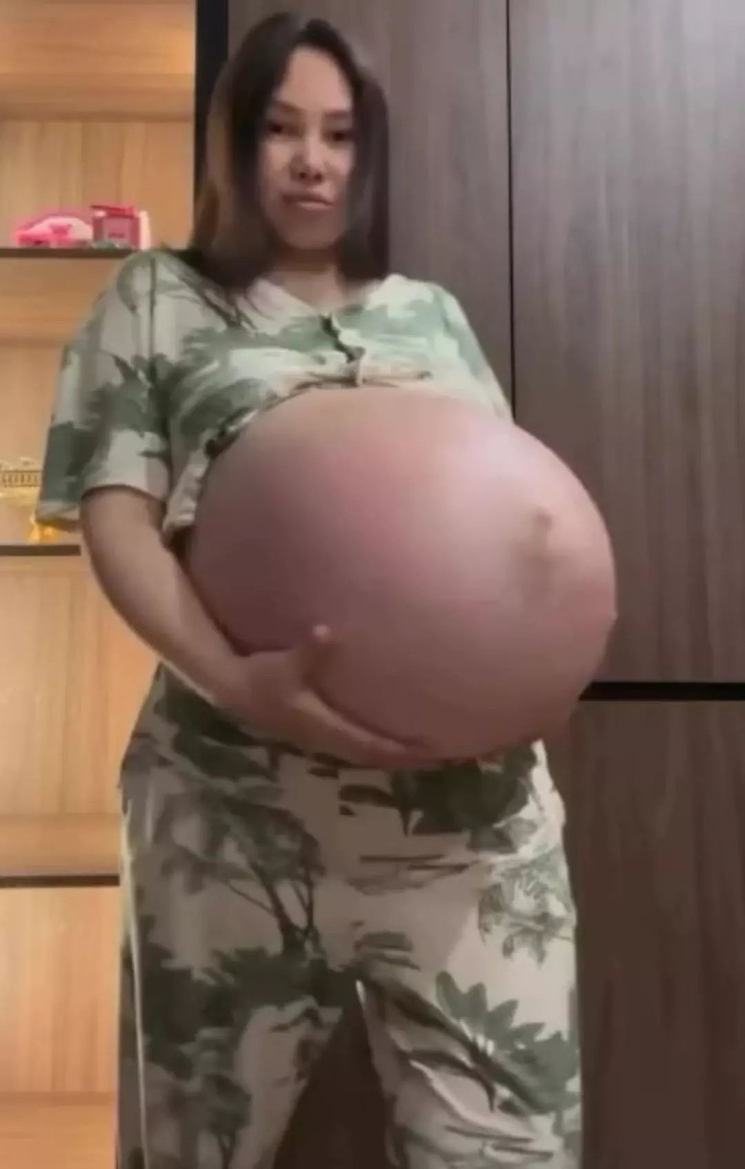 Göbeğini gösterince viral oldu! Elleriyle tutmak zorunda kaldı! Yorum yağdı... 3