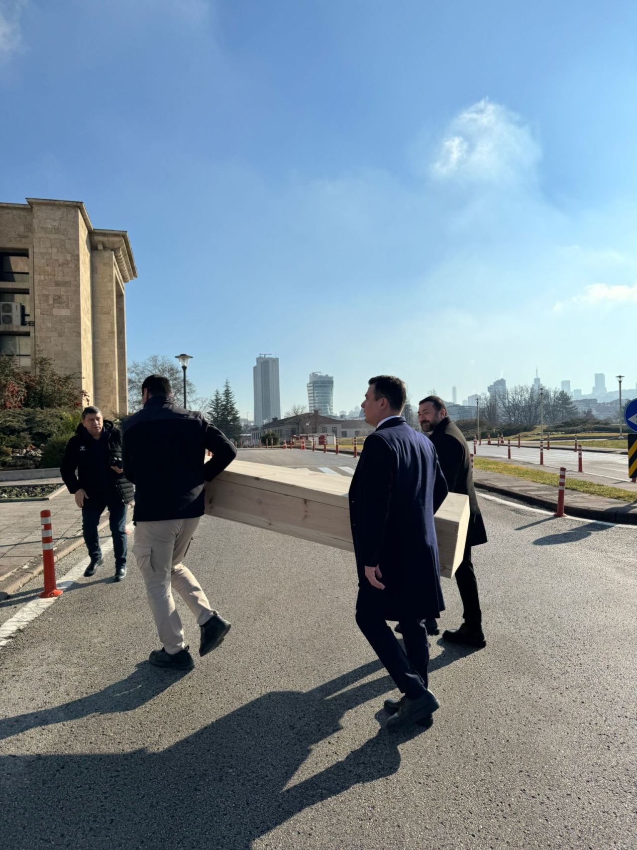 Milletvekili Osman Gökçek, Meclis'e tabutla geldi! Ankara'da kefen ve cenaze torbası vurgunu! 2