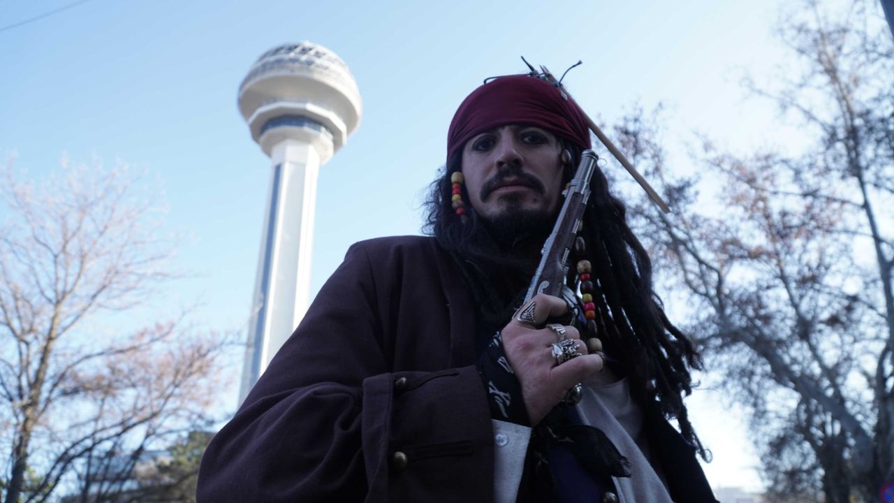 Jack Sparrow Ankara'da! Görenler şaşırdı... Kimi fotoğraf çektirdi kimi ise eğlendi! 1