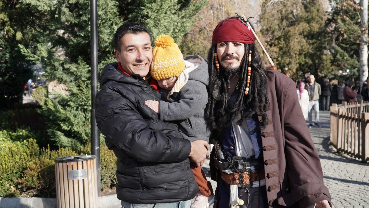 Jack Sparrow Ankara'da! Görenler şaşırdı... Kimi fotoğraf çektirdi kimi ise eğlendi! 3
