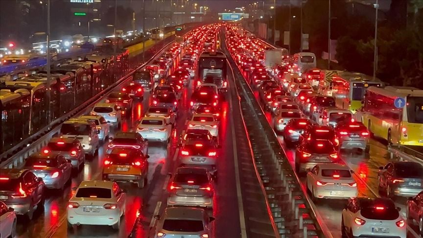 İstanbul trafik yoğunluğunda yoğunluğunda dünya lideri oldu! Bakın kaç saat kaybediyoruz! 1