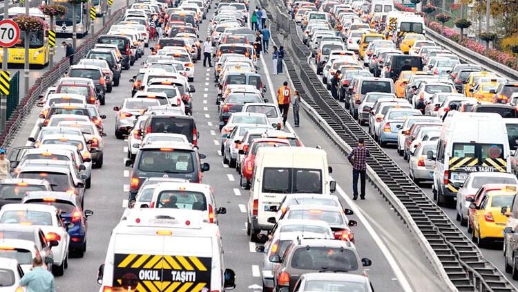İstanbul trafik yoğunluğunda yoğunluğunda dünya lideri oldu! Bakın kaç saat kaybediyoruz! 10