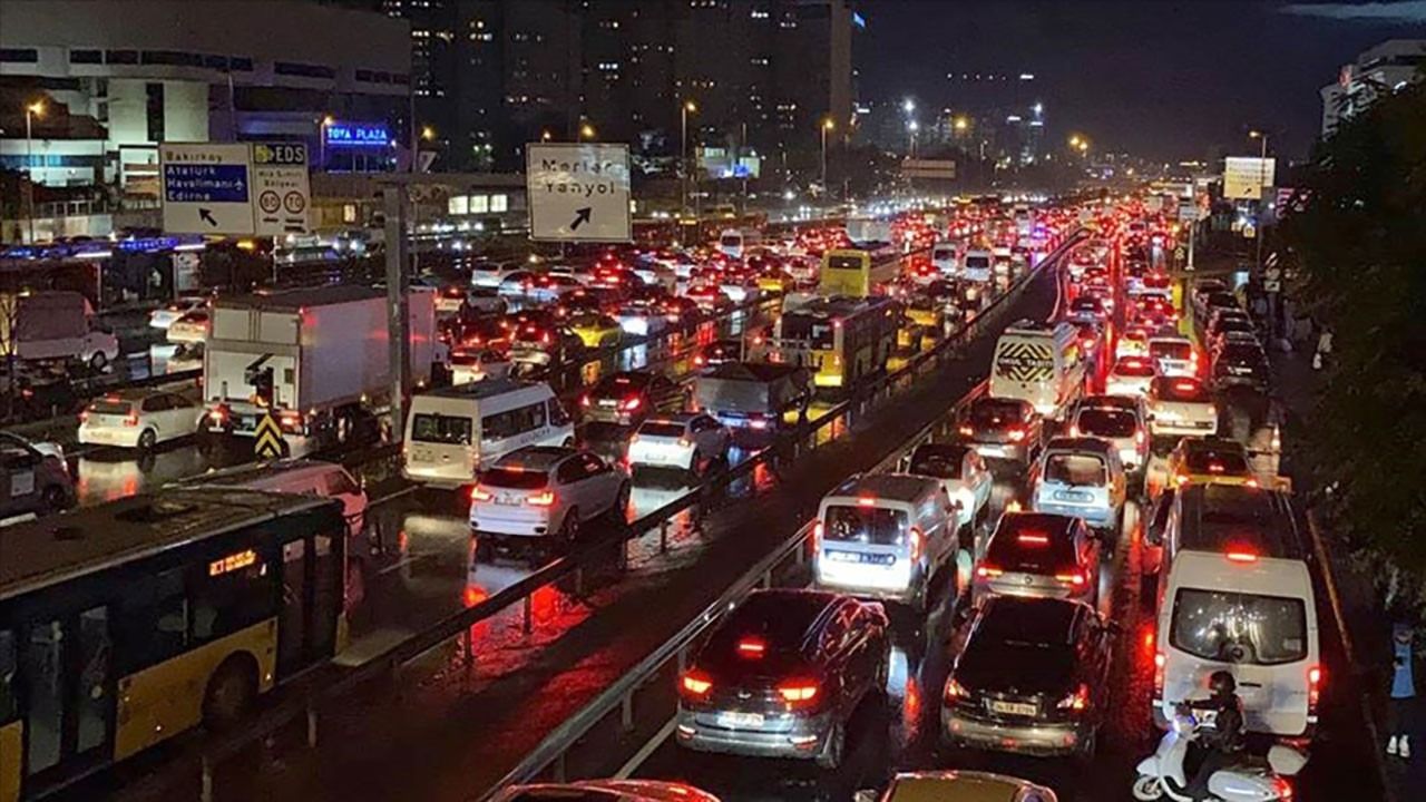 İstanbul trafik yoğunluğunda yoğunluğunda dünya lideri oldu! Bakın kaç saat kaybediyoruz! 4