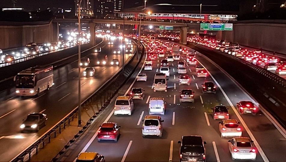 İstanbul trafik yoğunluğunda yoğunluğunda dünya lideri oldu! Bakın kaç saat kaybediyoruz! 7